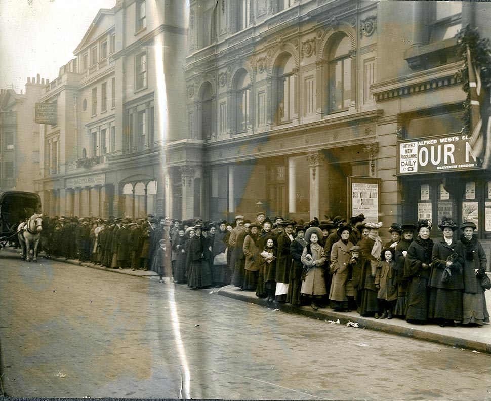 Photo showing a long queue down Regent Street